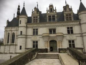 um velho castelo com escadas que levam até ele em La Chevalerie em Bléré