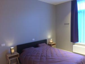 1 dormitorio con 1 cama y 2 lámparas en las mesas en ChilloutOostende en Ostende