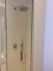 eine Dusche mit einer Glastür mit einem Duschkopf in der Unterkunft ChilloutOostende in Ostende