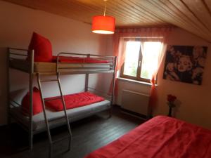 ルストにあるFerienwohnung Glückskinderの二段ベッド2組、窓が備わる客室です。