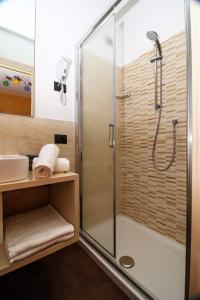 un baño con ducha y lavabo en La Casa dei Nonni sul Garda, en Peschiera del Garda