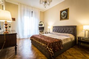 um quarto com uma cama, um candeeiro e uma janela em FerrHouse Charm in Florence Two lifts em Florença