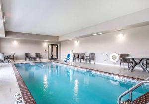 Sleep Inn & Suites Hannibal tesisinde veya buraya yakın yüzme havuzu