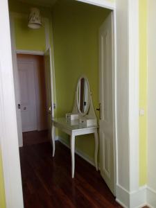 bagno con lavandino e specchio di Cenário Catita Hostel a Lisbona
