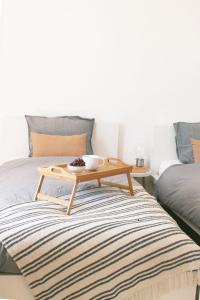 a coffee table sitting on top of a bed at Casa do Mercado in Aveiro