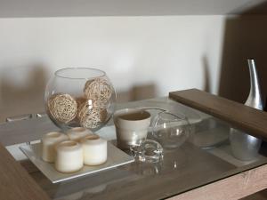 ジャッレにあるEtna loftのキャンドルとワイングラスが置かれたテーブル