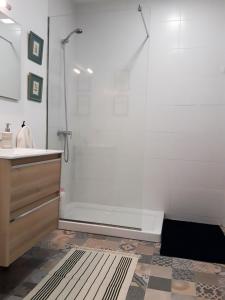 ein Badezimmer mit einer Dusche, einem Waschbecken und einer Badewanne in der Unterkunft Finca El Trazo in Tacoronte