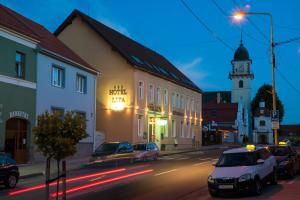 eine Stadtstraße in der Nacht mit auf der Straße geparkt in der Unterkunft Hotel Lipa in Bojnice