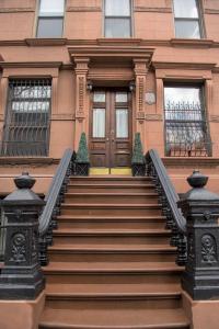 ein Gebäude mit einer Treppe, die zu einer Tür führt in der Unterkunft Harlem Grand in New York