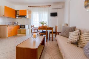 salon z kanapą i stołem w obiekcie Vryzas Resort w mieście Ofrynio