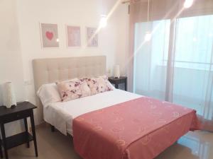 エル・カンページョにあるResidencial La Redのベッドルーム1室(ピンクの毛布付きの大型ベッド1台付)