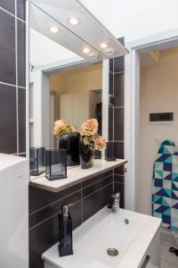 baño con espejo y lavabo en Apartment Lapad Beach, en Dubrovnik