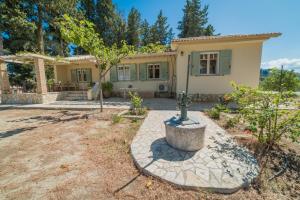 a house with a fountain in front of it at Villino Guest House in Akrotiri +13 photos