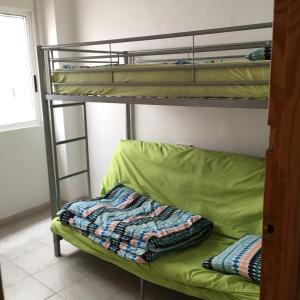 トレビエハにあるTorrevieja Playa Locosの二段ベッド1組(緑のソファ付)が備わる客室です。