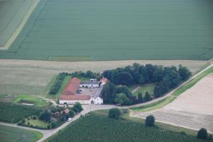 an aerial view of a house in a field at B&B Kamerijck in Gingelom