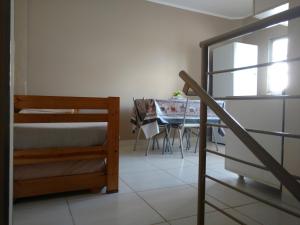 パソ・デ・ロス・リブレスにあるGalaのテーブルとダイニングルームが備わる客室です。