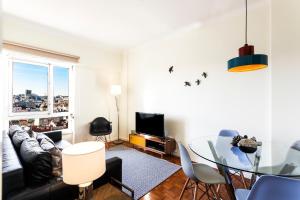 リスボンにあるWHome | Anjos Stylish Apartment #6のリビングルーム(ガラステーブル、ソファ付)