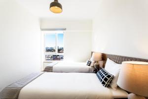 リスボンにあるWHome | Anjos Stylish Apartment #6の窓付きの部屋 ベッド2台