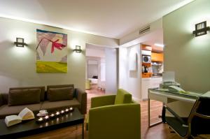 布魯塞爾的住宿－蒙哥馬利B公寓式酒店，带沙发和书桌的客厅
