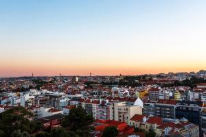 widok na miasto o zachodzie słońca w obiekcie WHome | Anjos Stylish Apartment #6 w Lizbonie