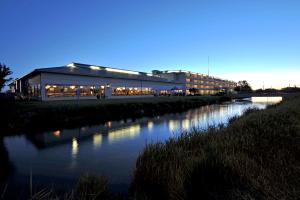 um grande edifício ao lado de um rio à noite em Shilo Inn Suites - Idaho Falls em Idaho Falls