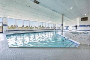 - une grande piscine d'eau bleue dans un bâtiment dans l'établissement Shilo Inn Suites - Idaho Falls, à Idaho Falls