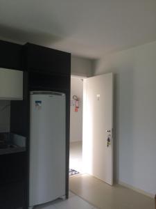een keuken met een witte koelkast in de kamer bij J&C ap.- Canela in Canela