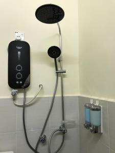 eine Dusche im Bad mit einer Kamera an der Wand in der Unterkunft Louie Homestay Mersing in Mersing