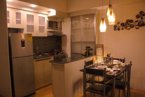 Kitchen o kitchenette sa One- Bedroom Avida Cebu Tower 1 IT Park