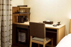 東京にあるＴマークシティホテル東京大森のホテルの部屋に椅子とデスクが備わります。