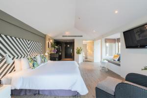 Ein Bett oder Betten in einem Zimmer der Unterkunft Burasari Phuket Resort & Spa