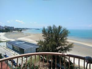 波德申阳光海湾度假酒店的阳台享有海滩美景。