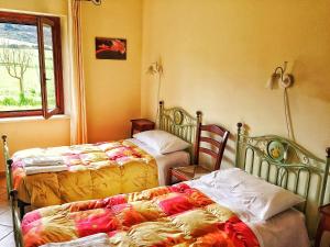 Un dormitorio con dos camas y una ventana. en Agriturismo Furfullanu, en Nurallào 20 fotos más