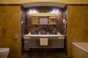 Koupelna v ubytování Citadel Gastro Boutique Hotel 