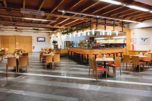 une salle à manger avec des tables et des chaises ainsi qu'un restaurant dans l'établissement Hotel Planja, à Zreče