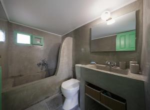 Kúpeľňa v ubytovaní Hartso - Traditional loft, renovated former forge in Gennadi + 8 fotografií