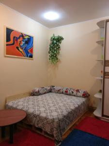una camera con letto, tavolo e pianta di Apartment in L'viv City Center a Lviv
