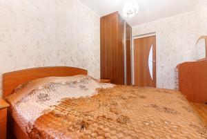 トムスクにある2к квартира в Ленинском районеのベッドルーム1室(掛け布団付きのベッド1台付)