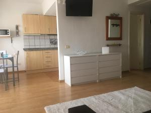 een woonkamer met een keuken en een eetkamer bij Estudio-Molino Blanco in Puerto de la Cruz