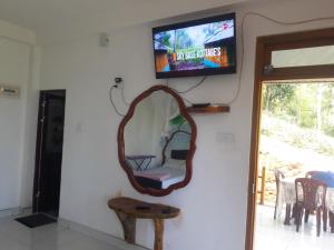 TV a/nebo společenská místnost v ubytování White Arcadia cottage
