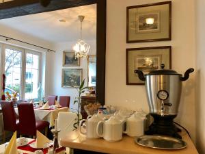 Ein Tisch mit einem Mixer auf einem Tisch mit Tassen in der Unterkunft Hotel Mariahilf München in München