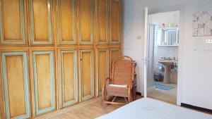 Un dormitorio con armarios de madera y una silla en una habitación en Buio Pesto B&B, en Ceparana