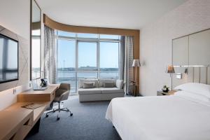 Postel nebo postele na pokoji v ubytování Pearl Rotana Capital Centre