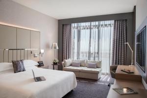 Postel nebo postele na pokoji v ubytování Pearl Rotana Capital Centre