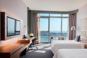 TV a/nebo společenská místnost v ubytování Pearl Rotana Capital Centre