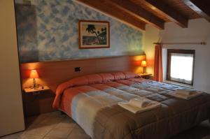 sypialnia z łóżkiem z dwoma stołami i dwoma lampami w obiekcie Borgo Piccolo w mieście Cavaion Veronese