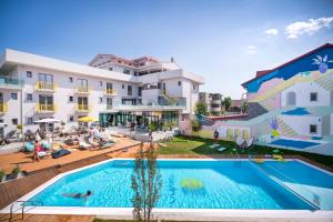 Bazén v ubytování Nayino Resort Hotel nebo v jeho okolí