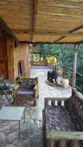 une terrasse couverte avec des canapés et une statue de taureau dans l'établissement ConcordiaVOC, à Lanseria