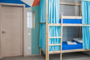 Poschodová posteľ alebo postele v izbe v ubytovaní Хостелы Рус -Новосибирск