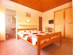 Ένα ή περισσότερα κρεβάτια σε δωμάτιο στο Apartments Luciano 1576